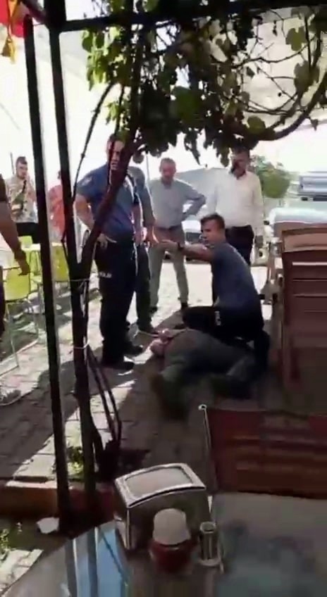 Karısını adliye önünde defalarca bıçakladı