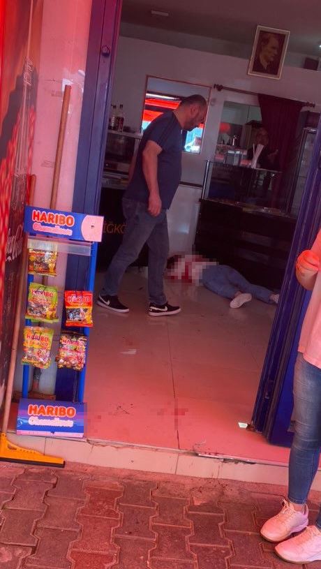 Karısını adliye önünde defalarca bıçakladı