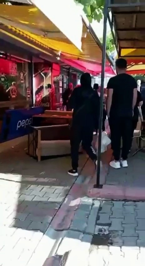 Karısını adliye önünde defalarca bıçakladı