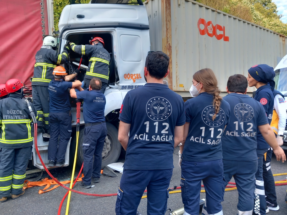  İki tır çarpıştı, araçta sıkışan sürücü 1 saatte kurtarıldı