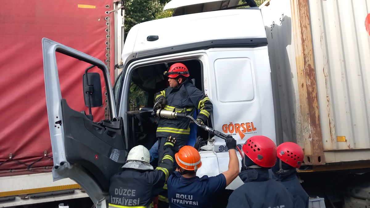  İki tır çarpıştı, araçta sıkışan sürücü 1 saatte kurtarıldı