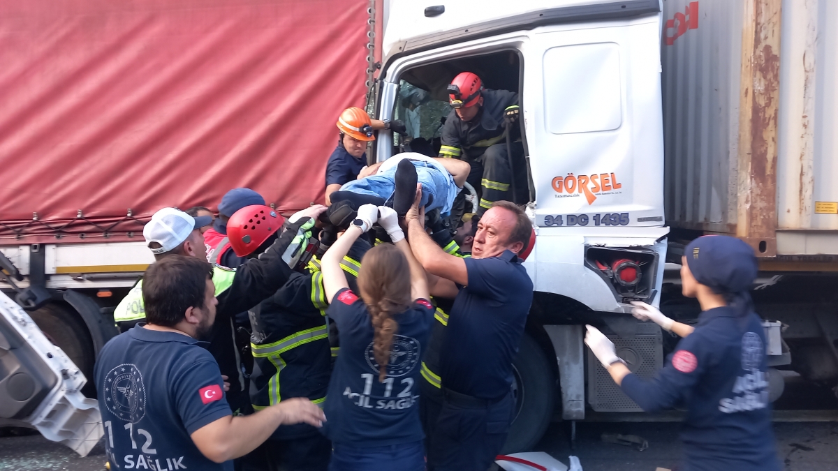  İki tır çarpıştı, araçta sıkışan sürücü 1 saatte kurtarıldı
