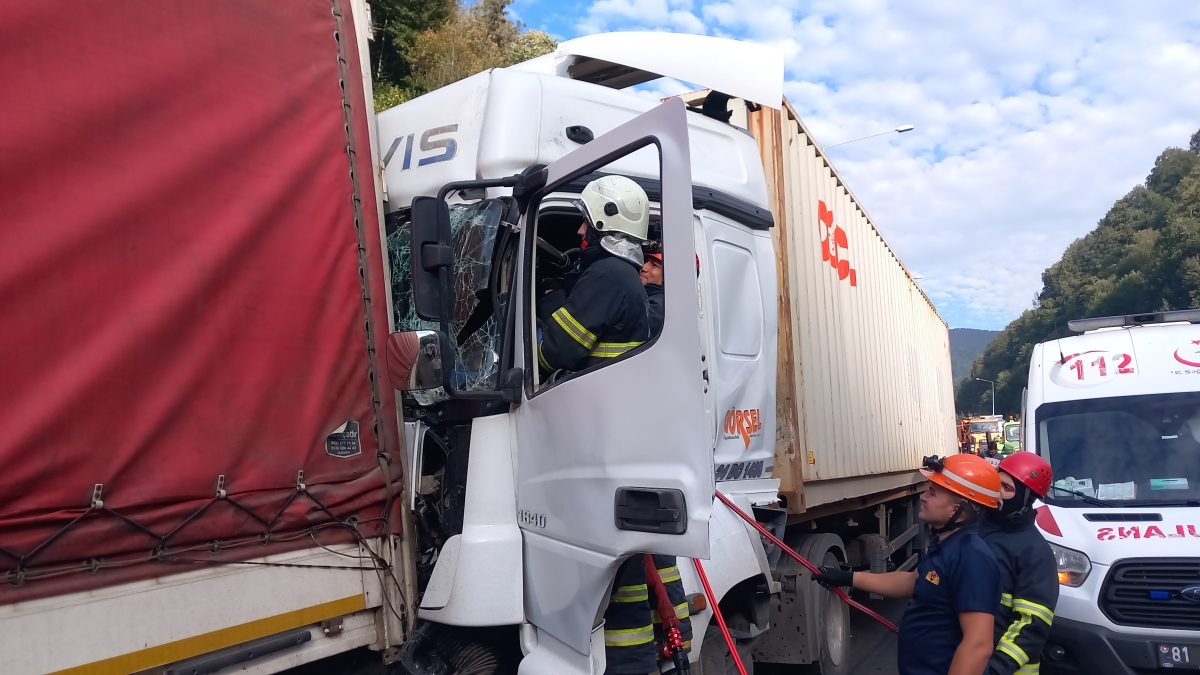  İki tır çarpıştı, araçta sıkışan sürücü 1 saatte kurtarıldı
