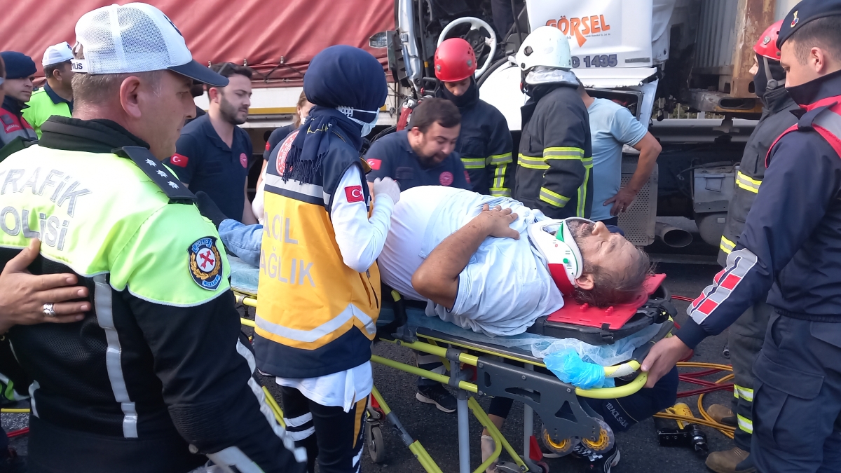  İki tır çarpıştı, araçta sıkışan sürücü 1 saatte kurtarıldı