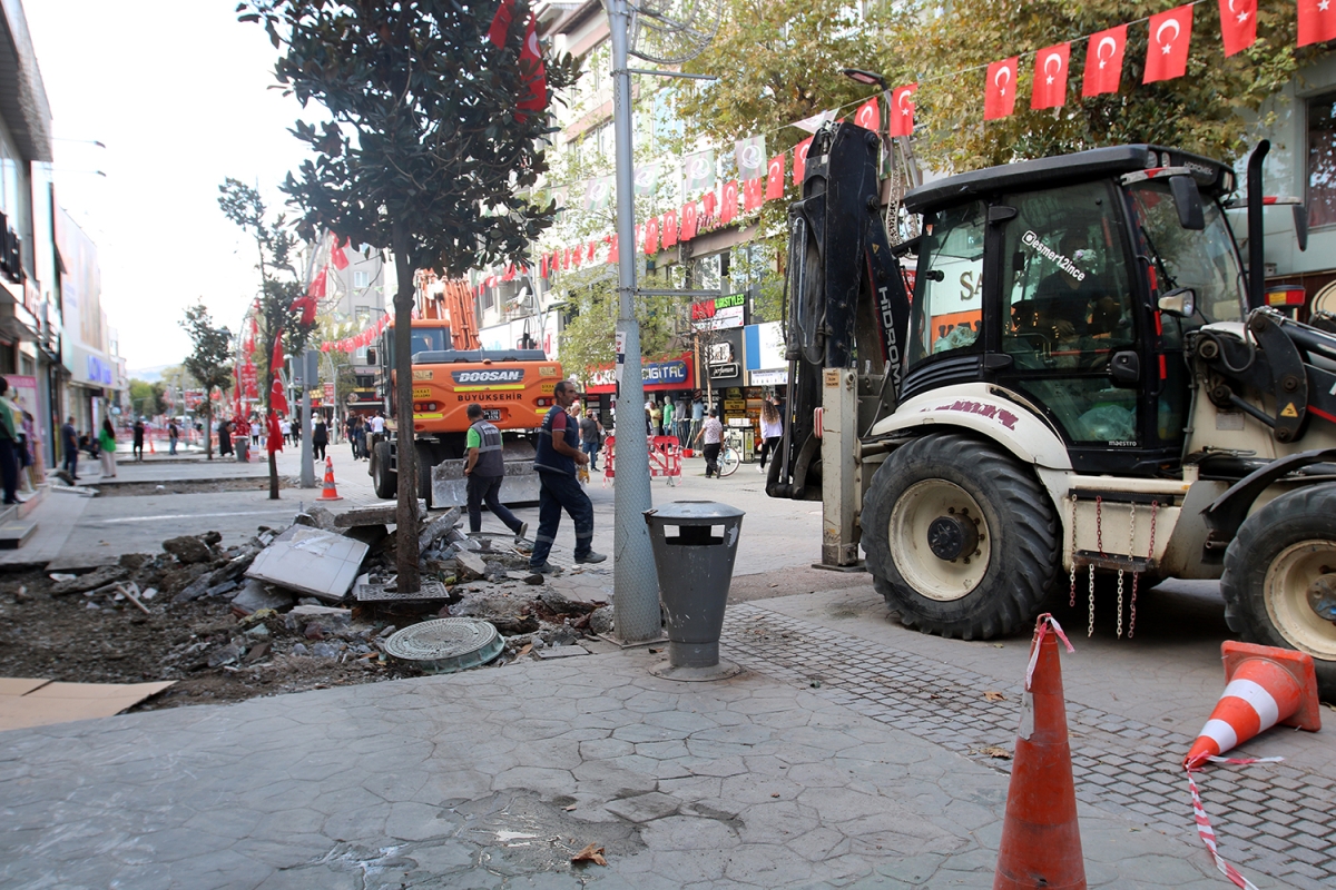 Büyükşehir’den Çark Caddesi’nde hummalı çalışma