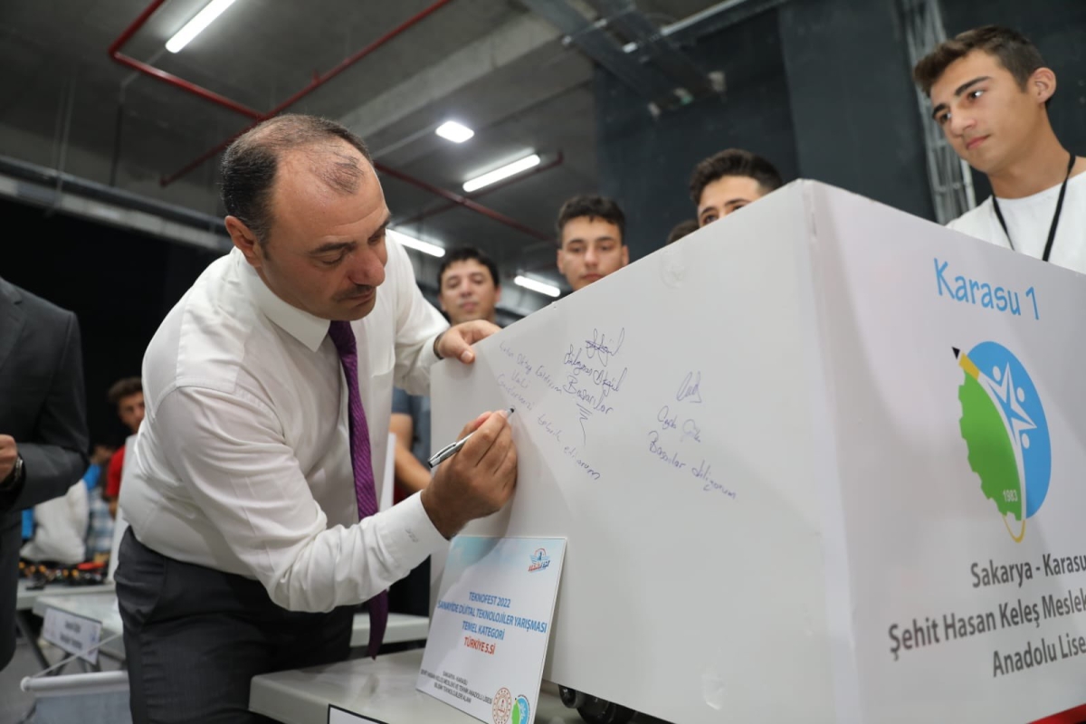  Validen Gençlere Büyük Övgü