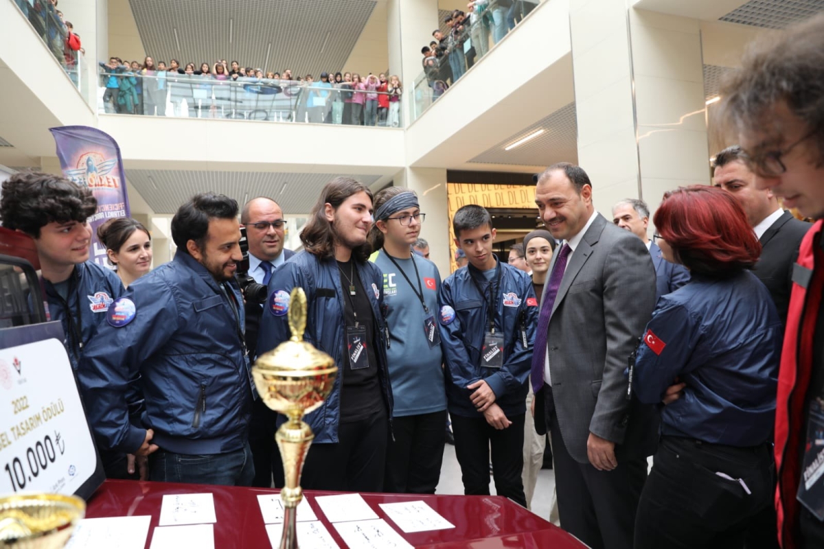  Validen Gençlere Büyük Övgü