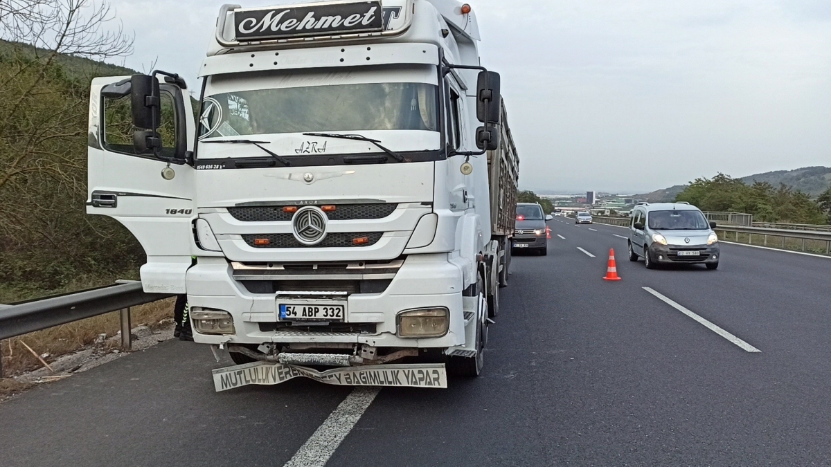 54 Plakalı ehliyetsiz tır sürücüsü lastiklerine ateş edilerek durduruldu
