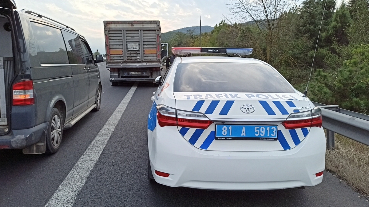 54 Plakalı ehliyetsiz tır sürücüsü lastiklerine ateş edilerek durduruldu