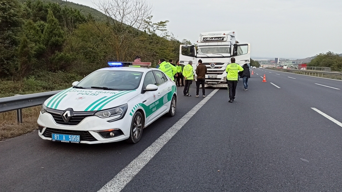 54 Plakalı ehliyetsiz tır sürücüsü lastiklerine ateş edilerek durduruldu