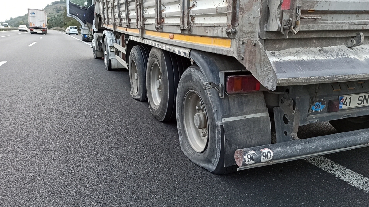 54 Plakalı ehliyetsiz tır sürücüsü lastiklerine ateş edilerek durduruldu