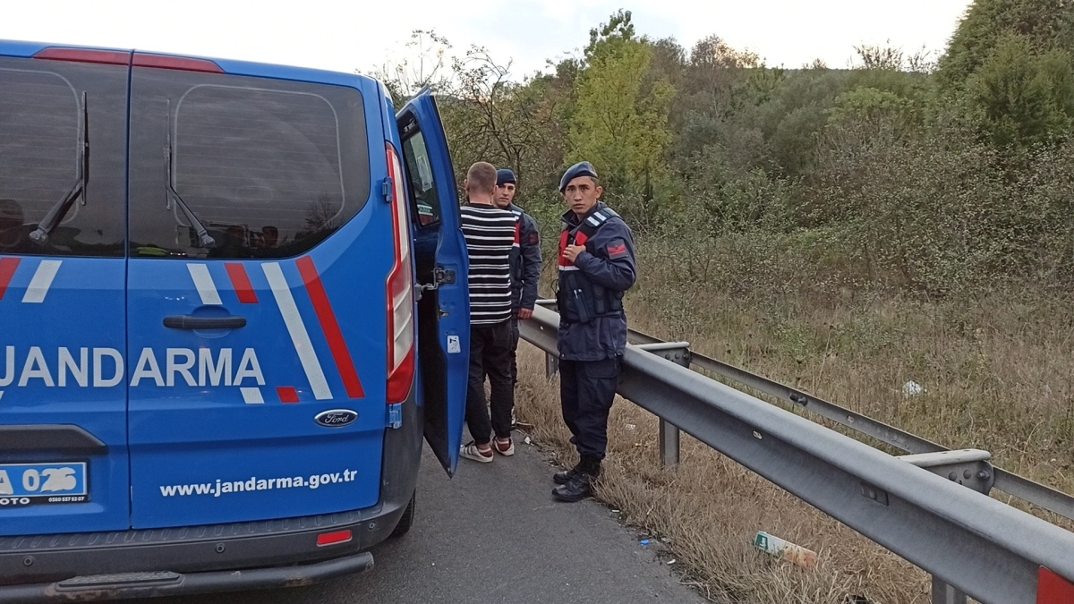 54 Plakalı ehliyetsiz tır sürücüsü lastiklerine ateş edilerek durduruldu