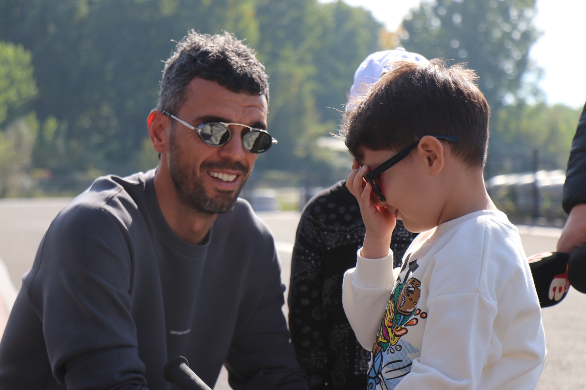 Motosikleti çalınan minik çocuğa büyük jest