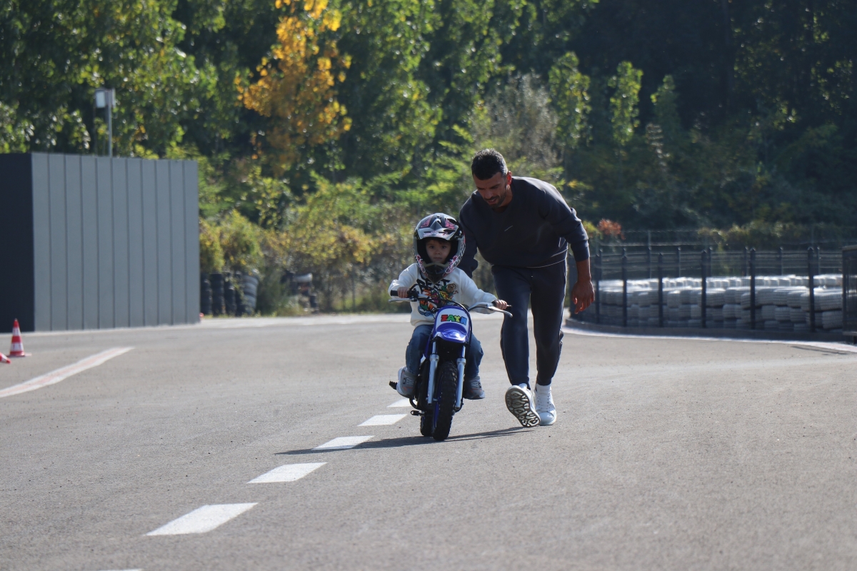 Motosikleti çalınan minik çocuğa büyük jest
