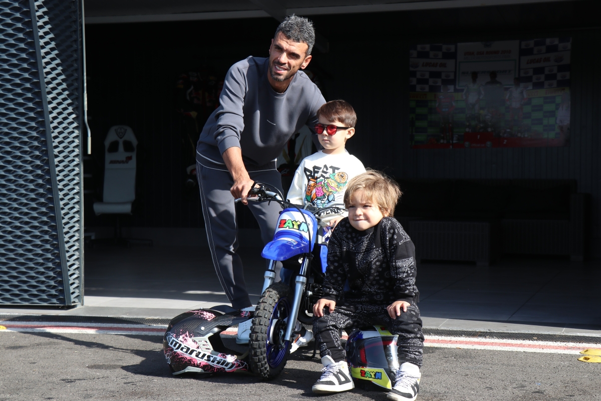 Motosikleti çalınan minik çocuğa büyük jest