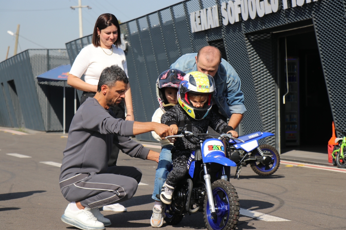 Motosikleti çalınan minik çocuğa büyük jest