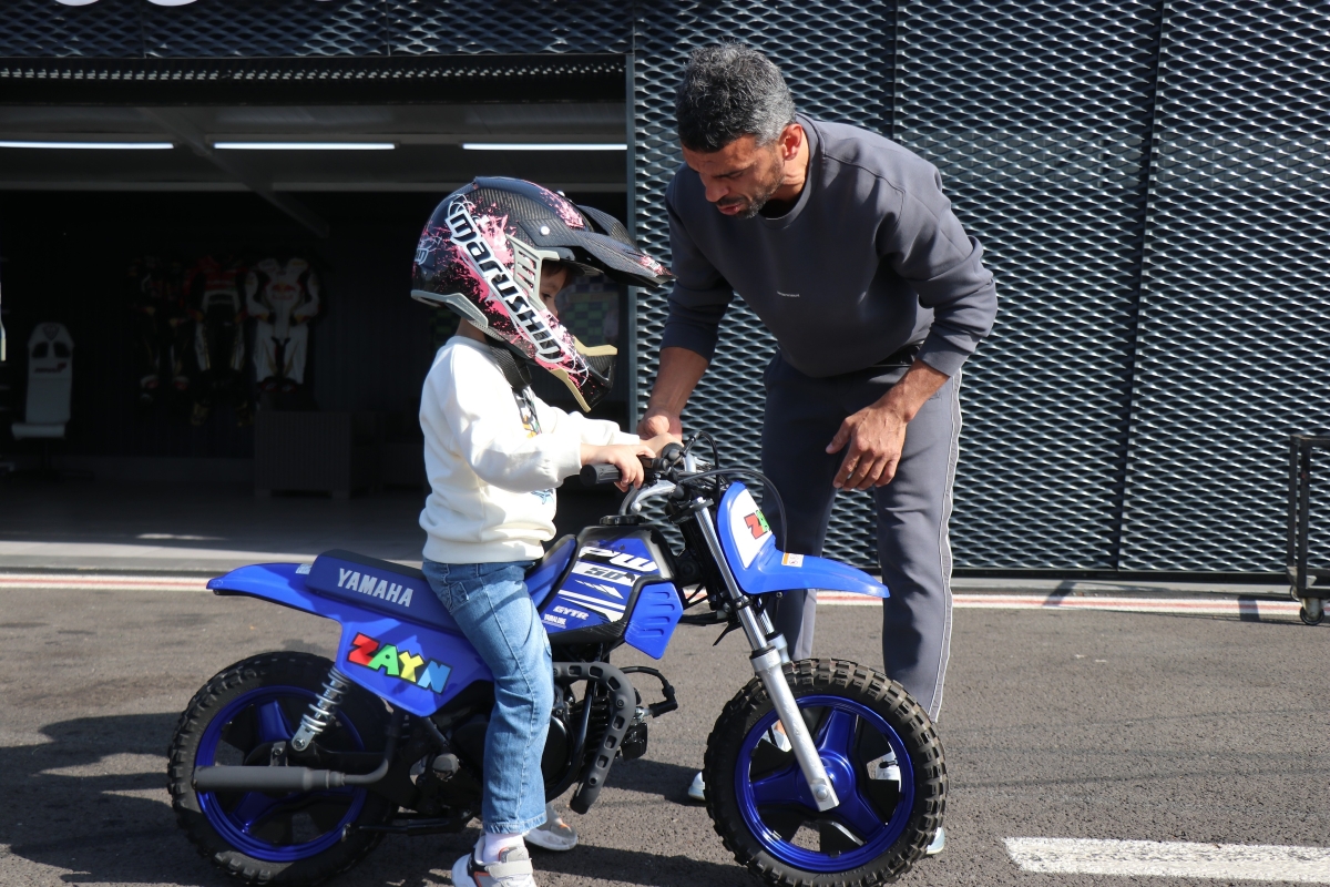 Motosikleti çalınan minik çocuğa büyük jest