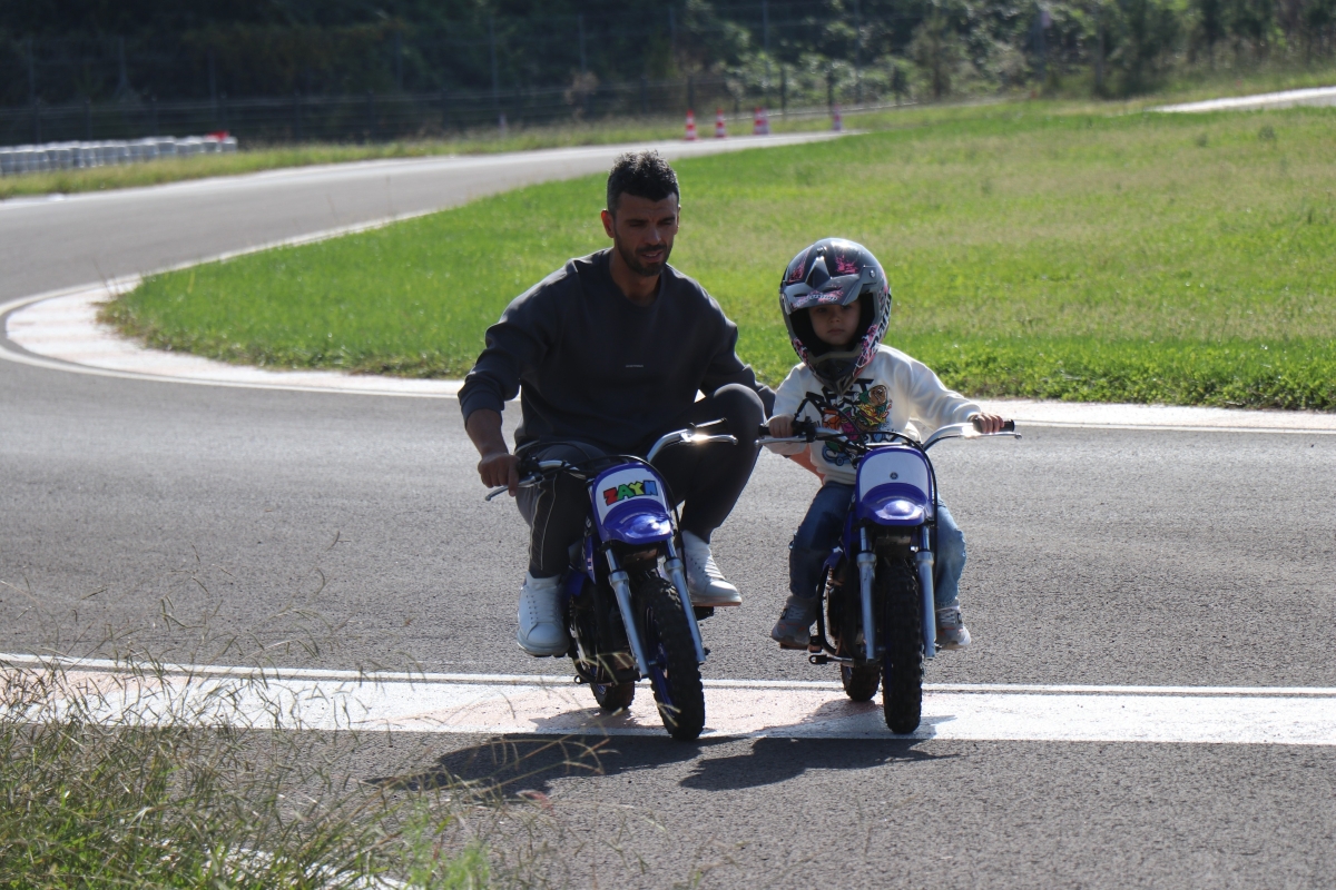 Motosikleti çalınan minik çocuğa büyük jest