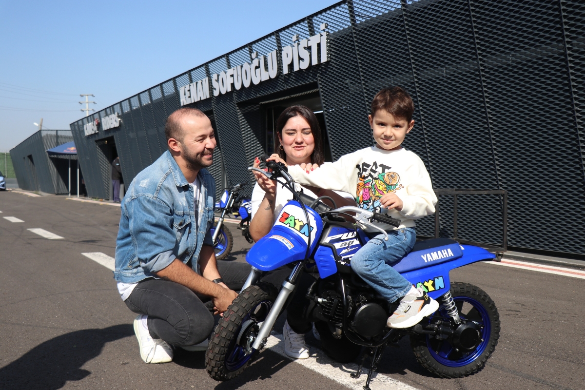 Motosikleti çalınan minik çocuğa büyük jest
