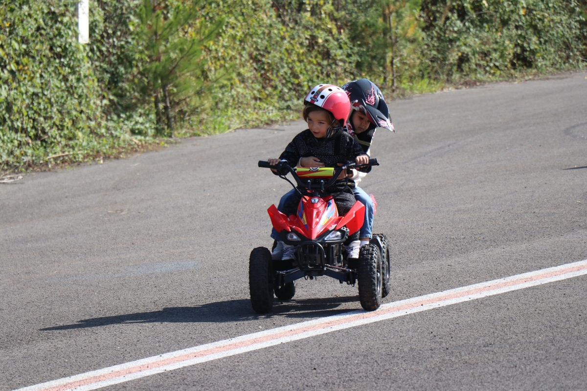 Motosikleti çalınan minik çocuğa büyük jest