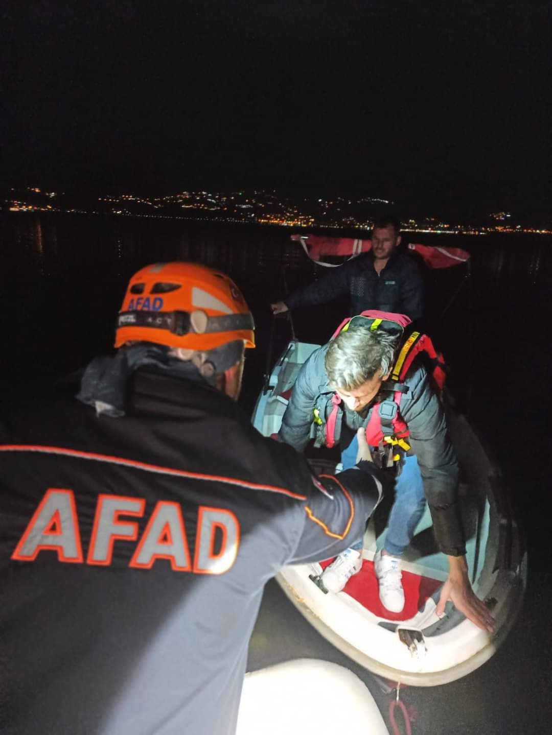 Afad 4 vatandaşı kurtardı 