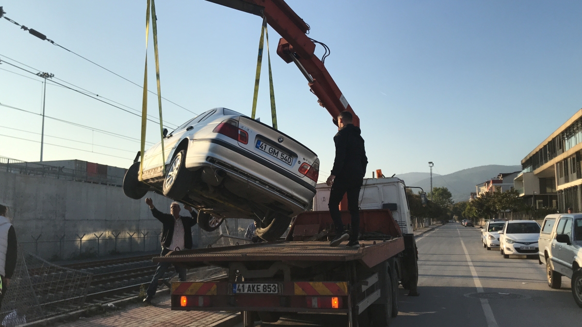 Lüks otomobil tren raylarına uçtu