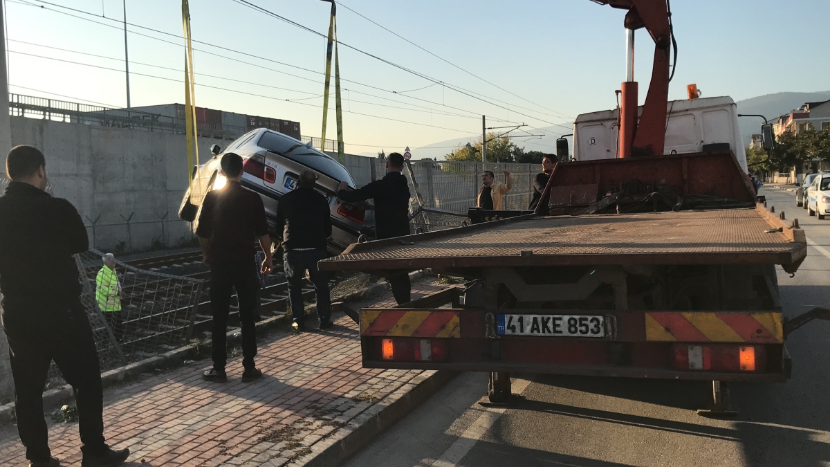 Lüks otomobil tren raylarına uçtu
