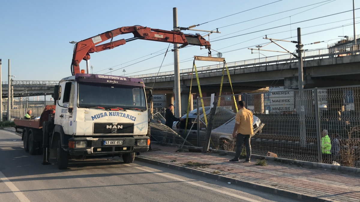 Lüks otomobil tren raylarına uçtu