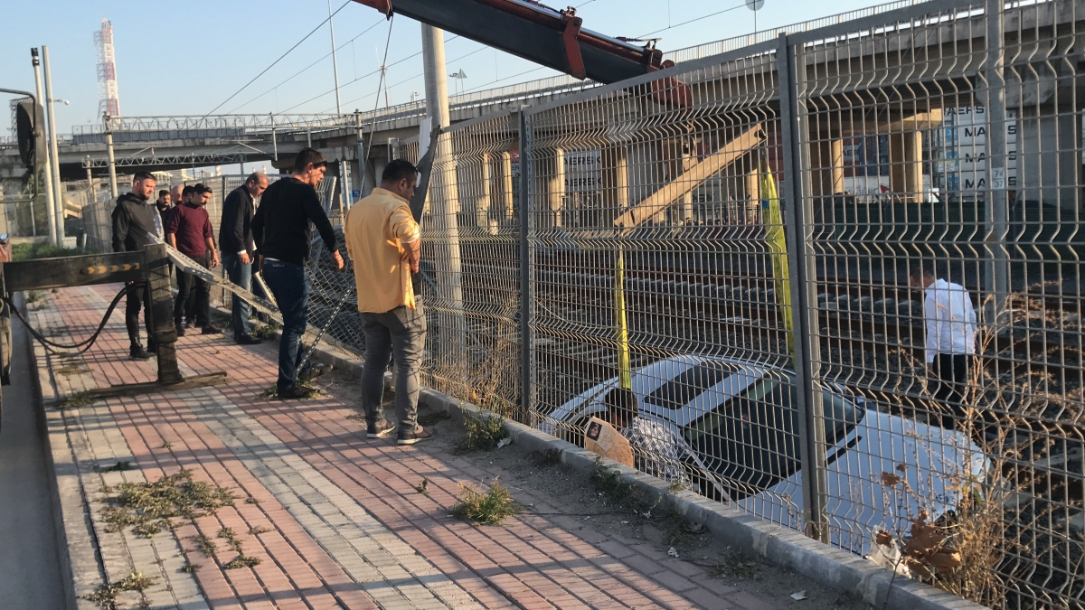 Lüks otomobil tren raylarına uçtu