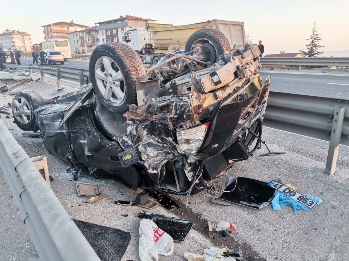 D-100’de takla atan otomobildeki 4 kişi yaralandı