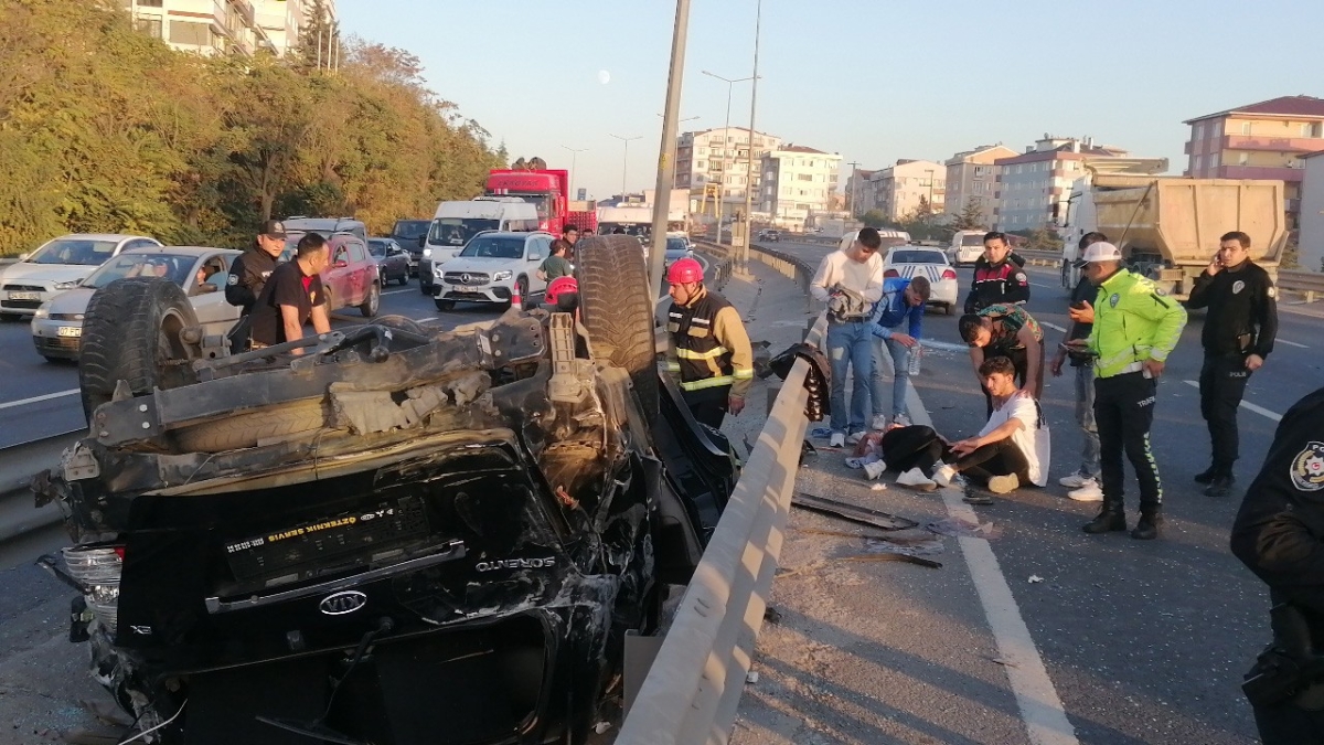 D-100’de takla atan otomobildeki 4 kişi yaralandı