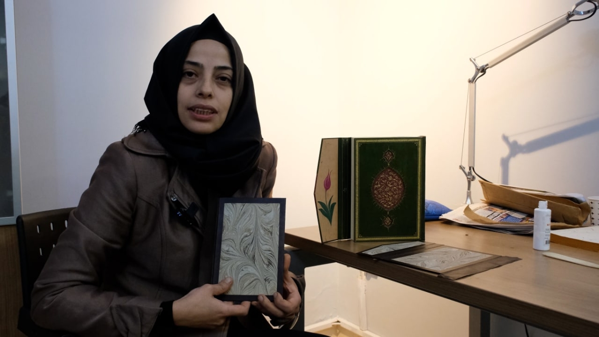 Sakarya'da deforme olan kitaplar cilt sanatıyla restore ediliyor