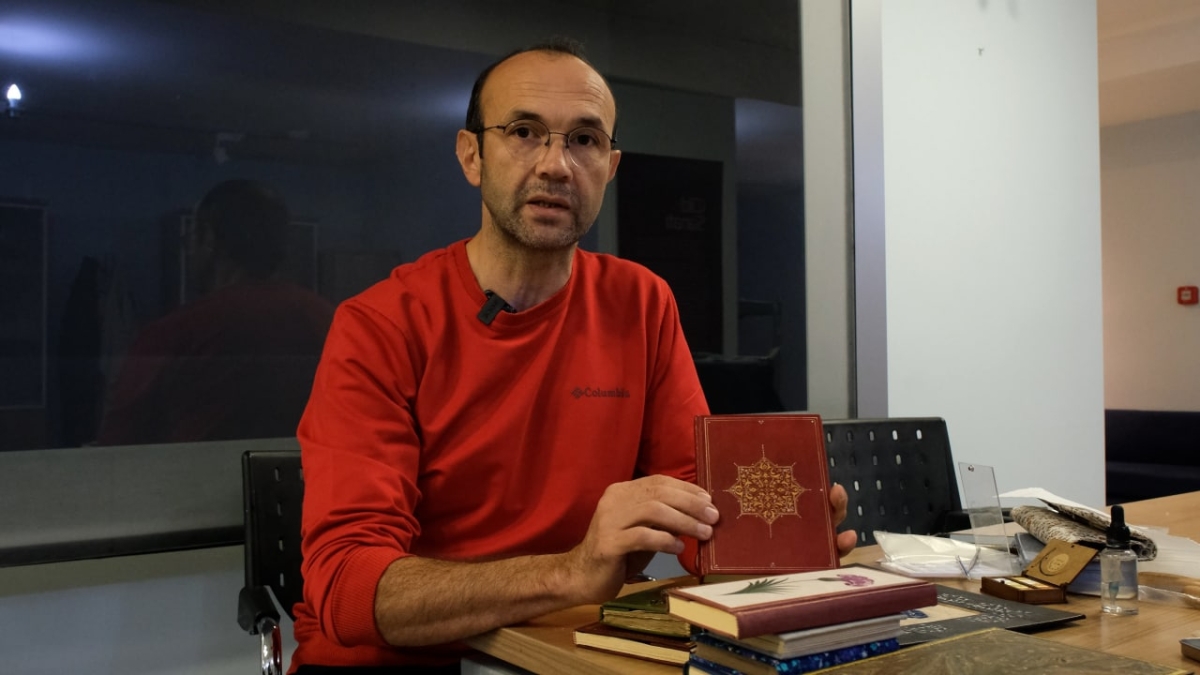 Sakarya'da deforme olan kitaplar cilt sanatıyla restore ediliyor