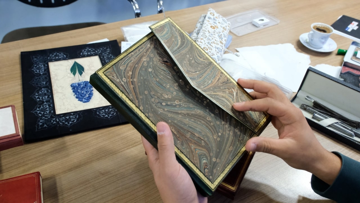 Sakarya'da deforme olan kitaplar cilt sanatıyla restore ediliyor