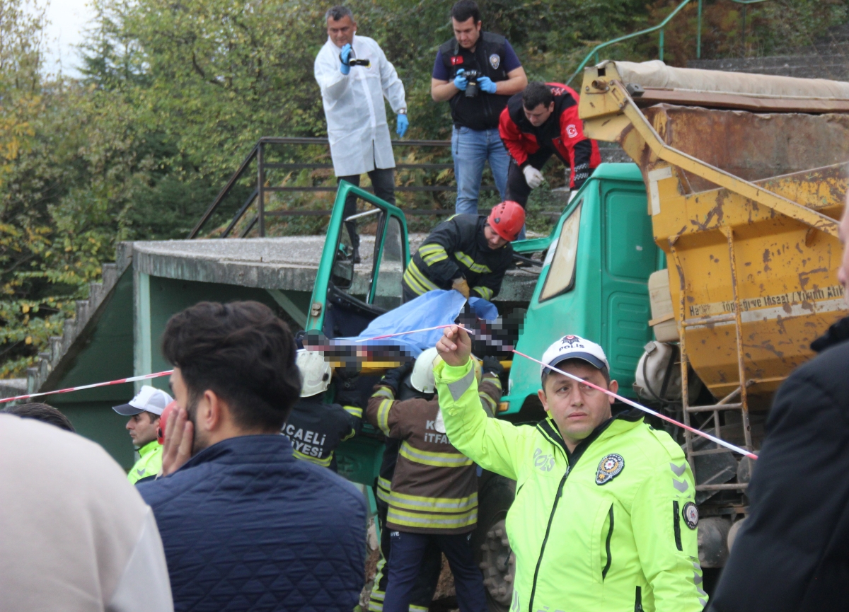 Kamyon beton merdivene çarptı: 1 ölü
