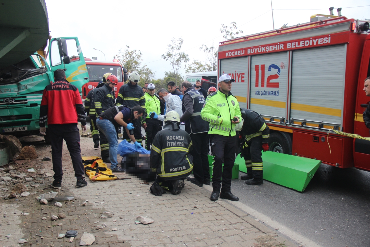 Kamyon beton merdivene çarptı: 1 ölü