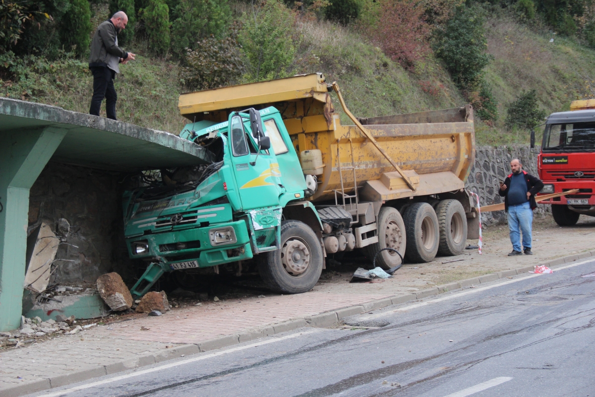 Kamyon beton merdivene çarptı: 1 ölü