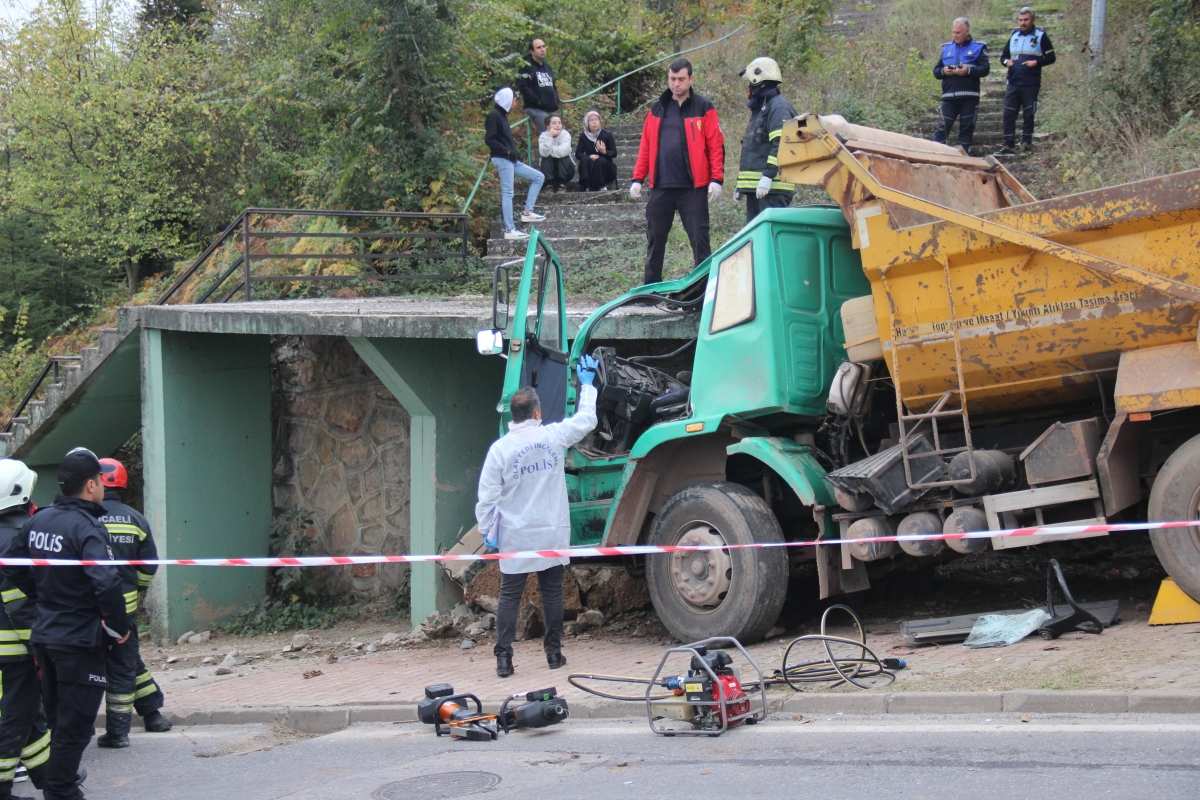 Kamyon beton merdivene çarptı: 1 ölü