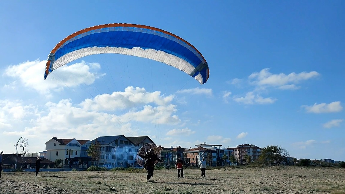 Denizde arama çalışmalarına paramotorlu destek