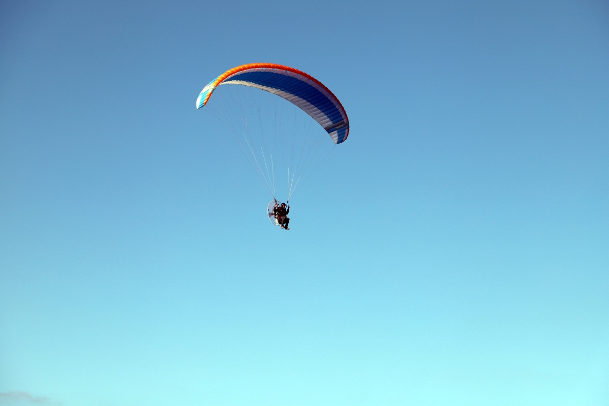 Denizde arama çalışmalarına paramotorlu destek
