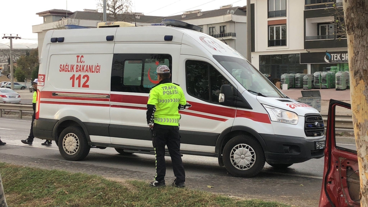Otomobil ağaca çarparak durabildi: 1 yaralı