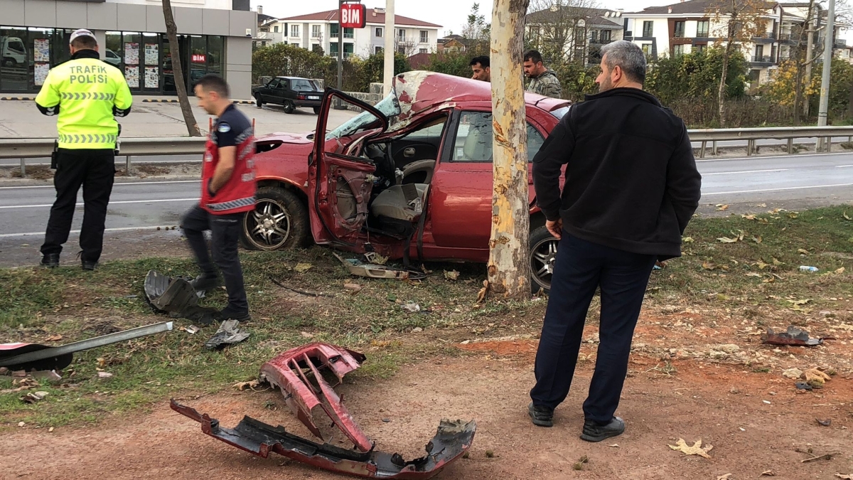Otomobil ağaca çarparak durabildi: 1 yaralı