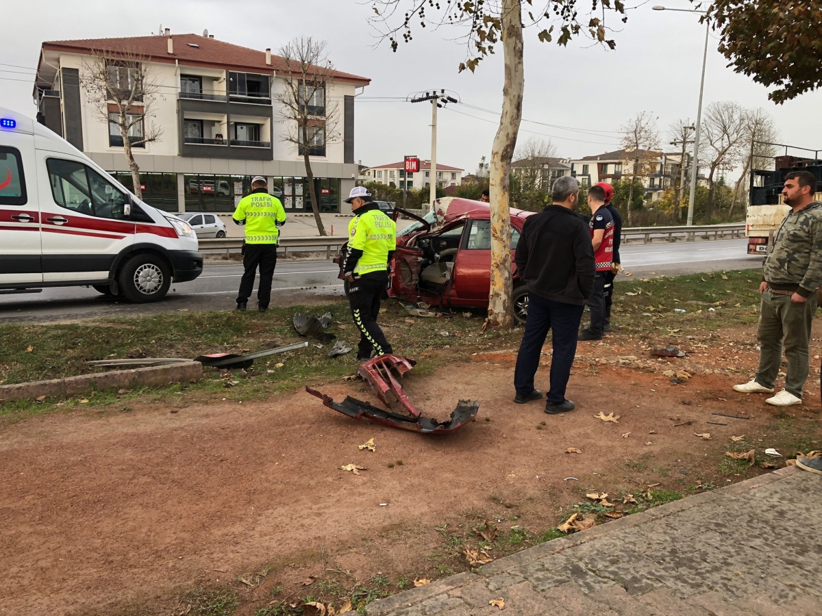 Otomobil ağaca çarparak durabildi: 1 yaralı