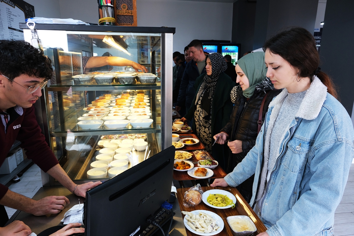 Her gün 24 farklı yemek çeşidi