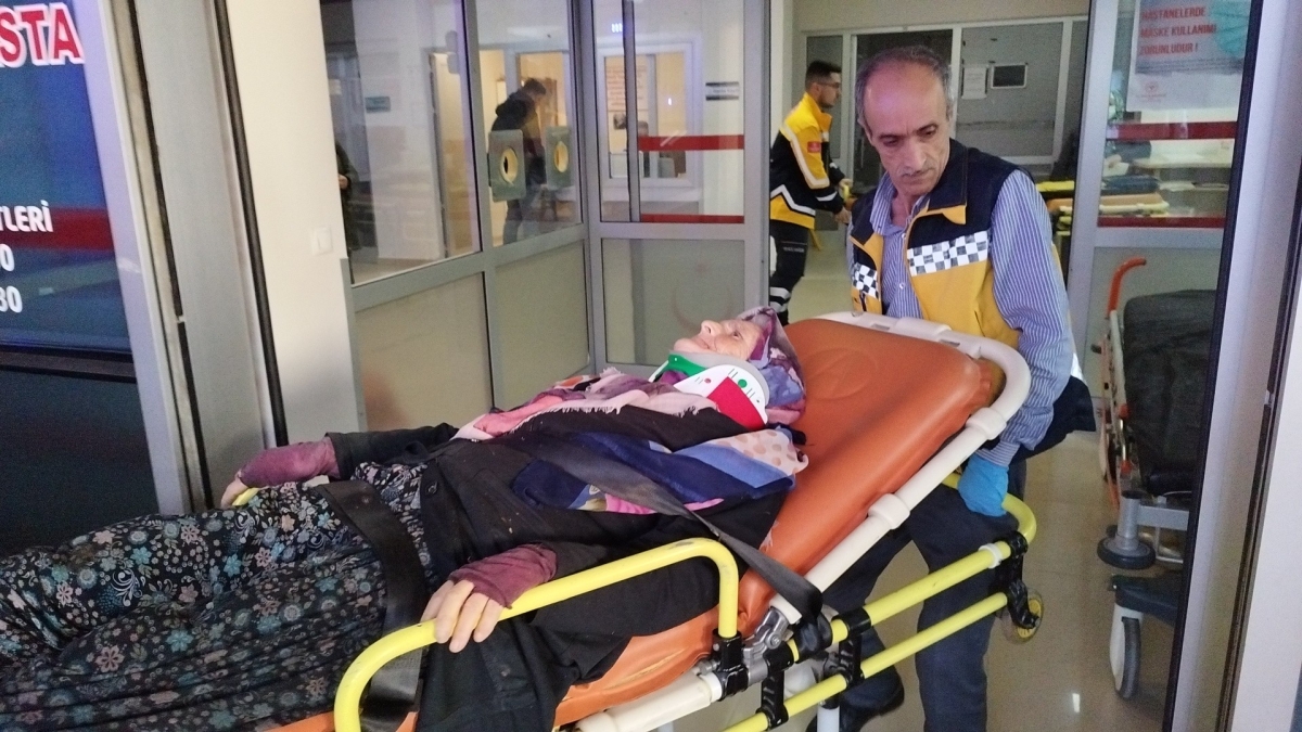 54 plakalı TIR kazaya karıştı; 2’si ağır 8 yaralı