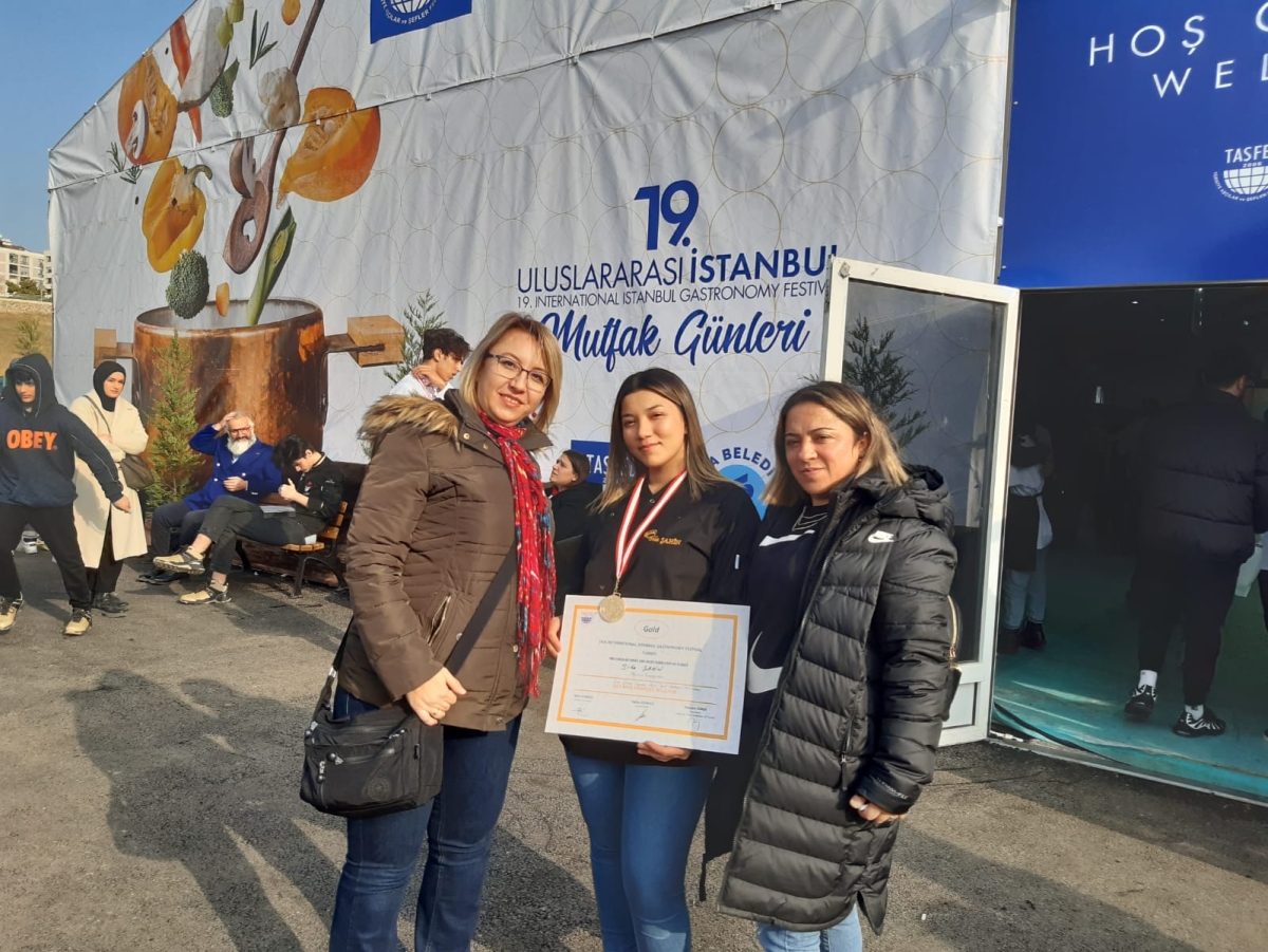 ŞAMPİYONLARIMIZI TEBRİK EDERİZ