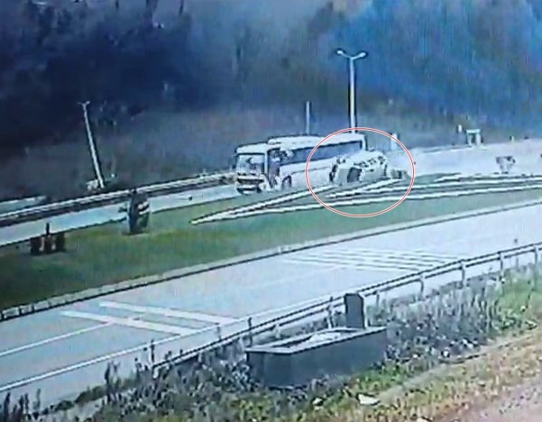 Otobüs ile hafif ticari araç çarpıştı: 1 ölü, 1 yaralı