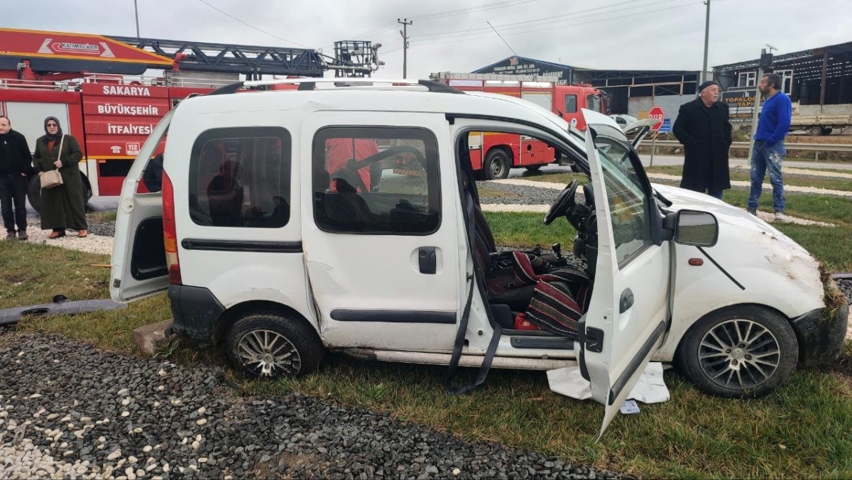Otobüs ile hafif ticari araç çarpıştı: 1 ölü, 1 yaralı