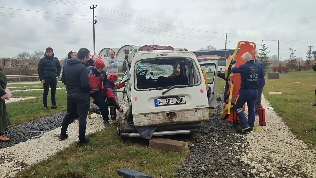 Otobüs ile hafif ticari araç çarpıştı: 1 ölü, 1 yaralı