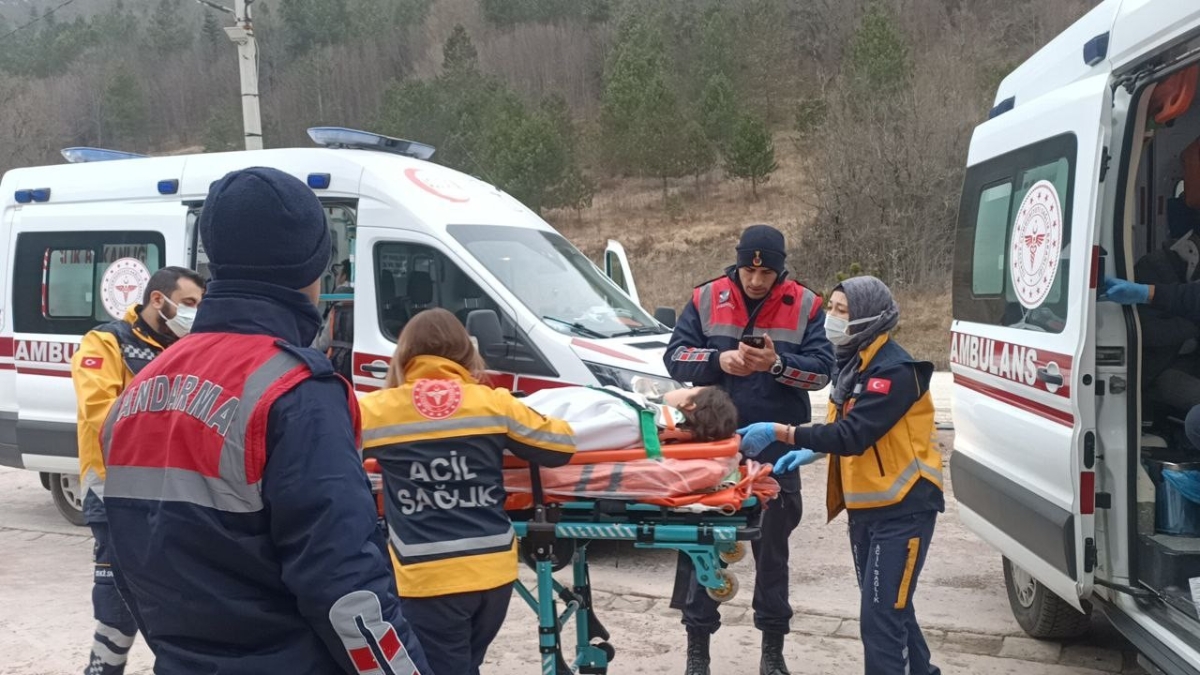 Otomobil dereye uçtu: 1'i çocuk 5 yaralı